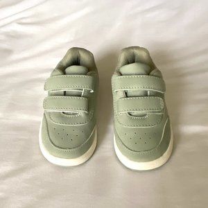 NEW WITHOUT TAGS. H&M Toddler shoe size 6